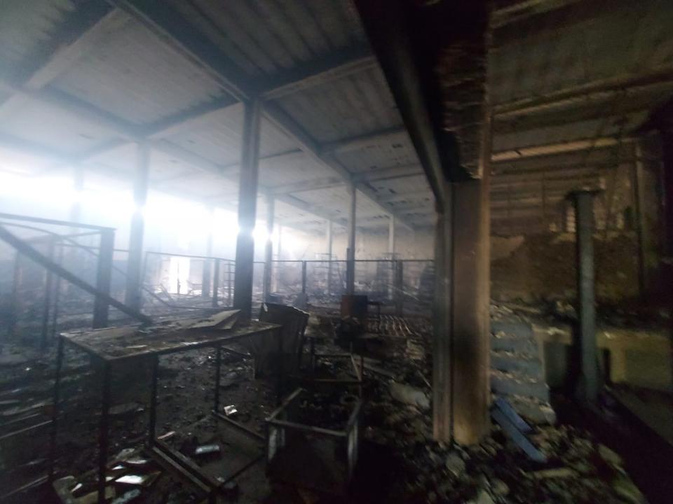 Foto 3 de 10 — Incêndio em antiga autopeças de Araraquara destruiu 1.000 m²; Defesa Civil interditou a área